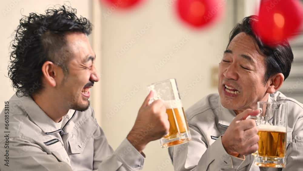 ビールを飲みながら酔っ払い愚痴る作業員の動画 お仕事お疲れ様~!!の楽しそうな男性たちのクローズアップ ビールを飲みながら酔っ払い愚痴る作業員の動画 お仕事お疲れ様~!!の楽しそうな男性たちのクローズアップ