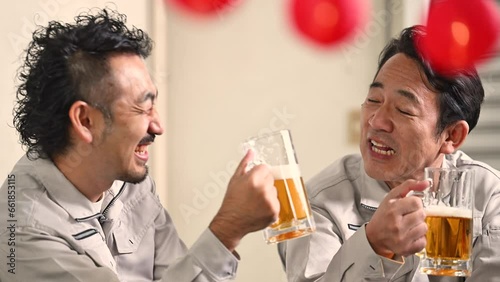 ビールを飲みながら酔っ払い愚痴る作業員の動画　お仕事お疲れ様～！！の楽しそうな男性たちのクローズアップ