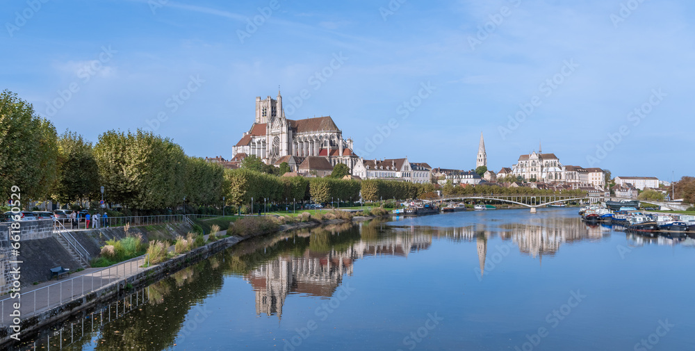Fototapeta premium Abbaye Saint Germain de Auxerre de jour avec reflet dans le fleuve de Yonne. France. 