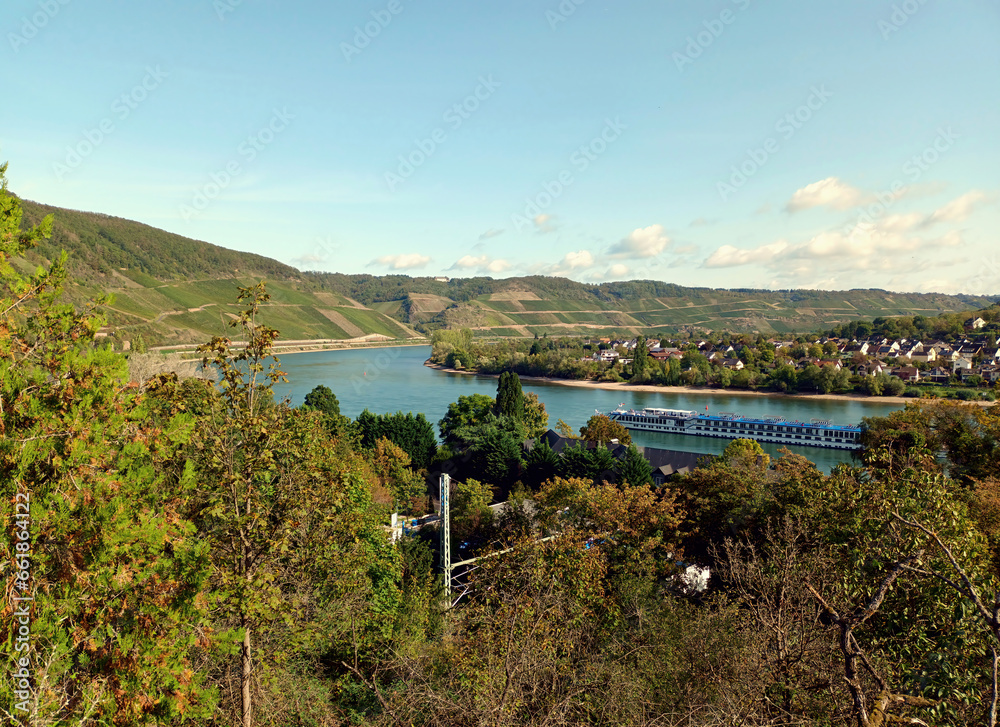 Aussicht auf den Rhein und die Weinberge des sogenannten Bopparder Hamm, im UNESCO-Welterbe Oberes Mittelrheintal Rheinland-Pfalz.
