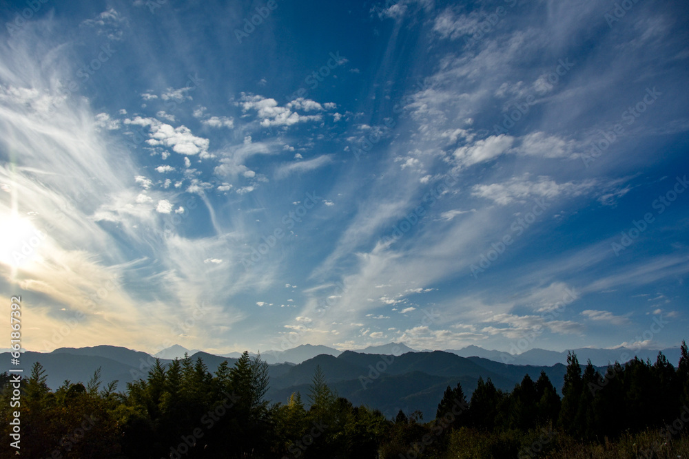 Obraz premium 信州秋の風景 青空と雲と山並