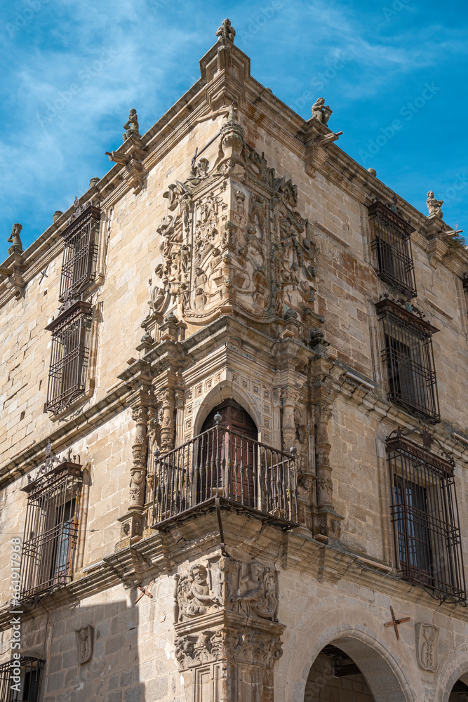Arquitectura exterior con balcón y escudo en el palacio del marqueses de la conquista en la villa medieval de Trujillo, España