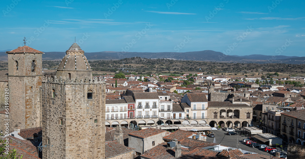 Vista de torres y plaza mayor de la villa medieval de Trujillo en la comunidd autónoma de Extremadura, España
