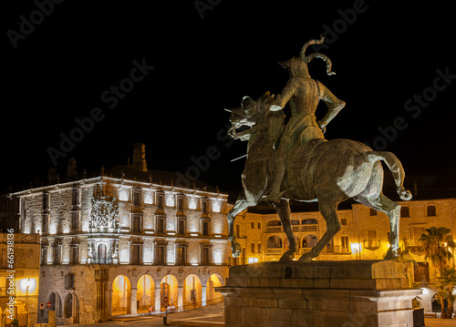 Vista nocturna de la plaza mayor de la villa de Trujillo con el monumento conmemorativo al conquistador español Francisco Pizarro, España