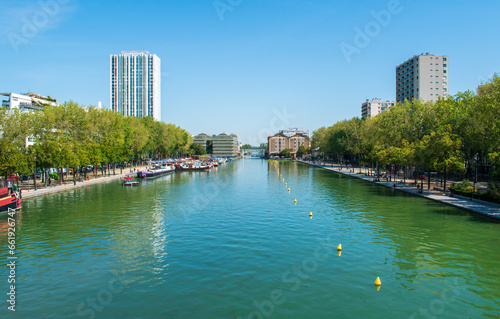Tableau sur toile Le bassin de la Villette à Paris, France