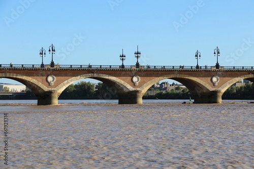 Foto Le Pont de Pierre traversant la Garonne au cœur de Bordeaux en France