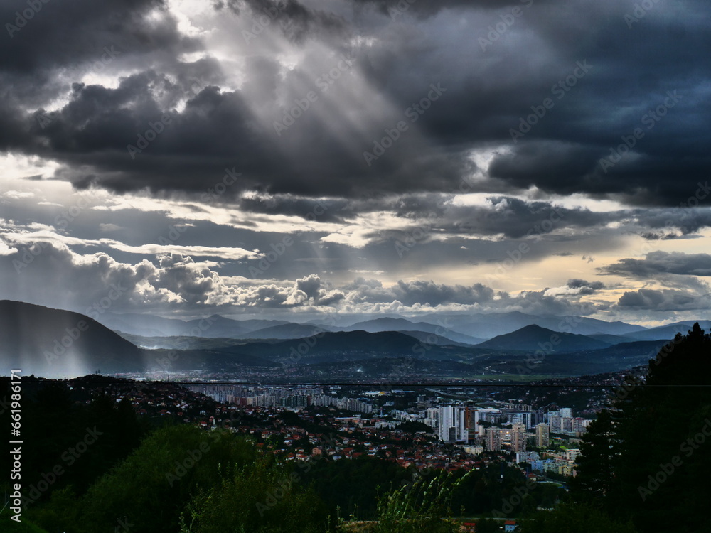 Schöner Ausblick auf die Stadt Sarajevo mit Sonnenschein auf die Häuser
