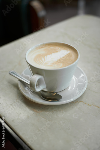 Eine Tasse Latte Macchiato auf einem Tisch in einem Cafe in der Altstadt von Prag