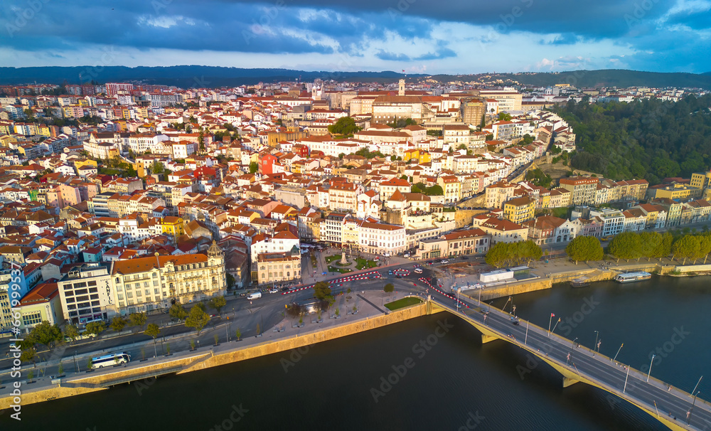 Cidade de Coimbra e Universidade de Coimbra em vista aérea desde a margem esquerda do Rio Mondego. 