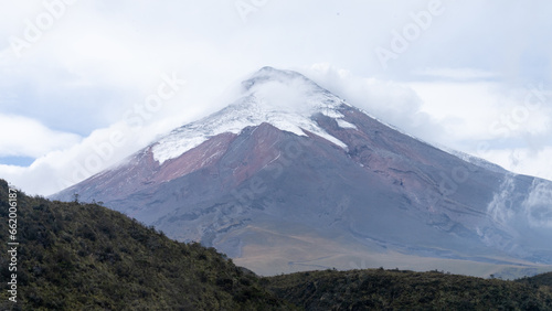Volcán Cotopaxi, situado en el Ecuador es uno de los volcanes más activos. Además, es muy visitado por turistas nacionales y extranjeros, ideal para escalar.