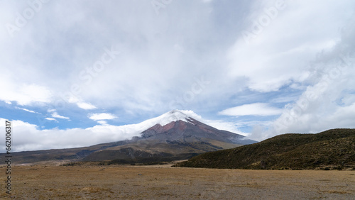 Volcán Cotopaxi, situado en el Ecuador es uno de los volcanes activos más altos del mundo y el segundo más alto del Ecuador. Además, es muy visitado por turistas nacionales y extranjeros.