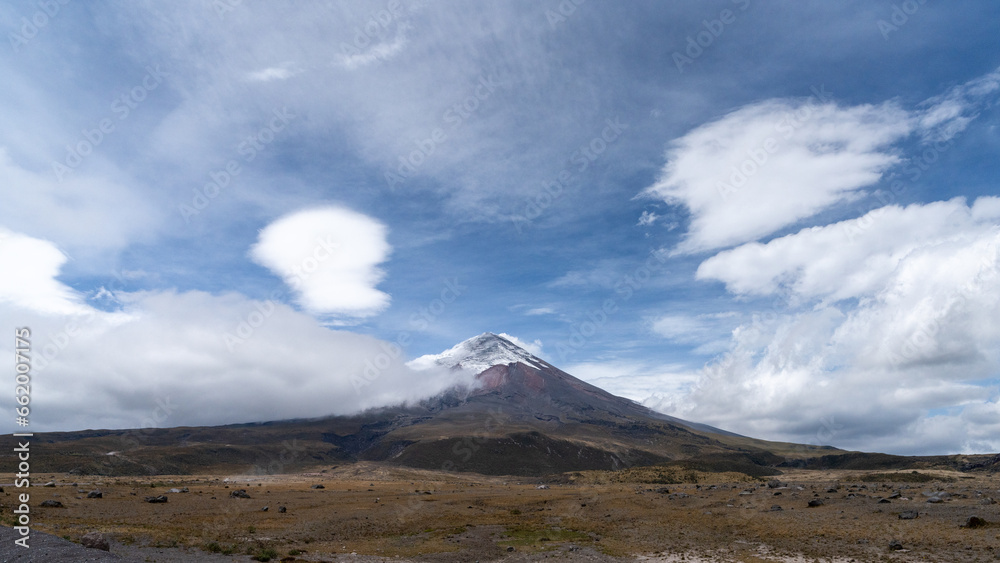 Volcán Cotopaxi, situado en el Ecuador es uno de los volcanes más activos. Además,  es muy visitado por turistas nacionales y extranjeros, ideal para escalar.