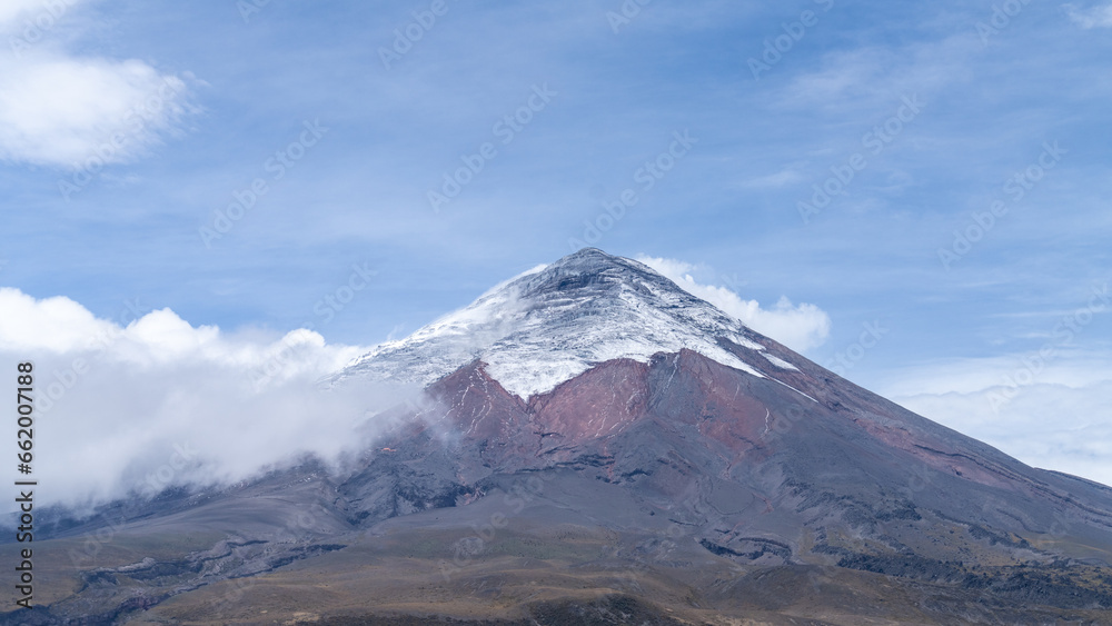 Volcán Cotopaxi, situado en el Ecuador es uno de los volcanes activos más altos del mundo y el segundo más alto del Ecuador. Además,  es muy visitado por turistas nacionales y extranjeros.