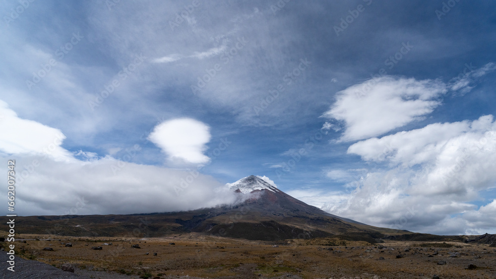 Volcán Cotopaxi, situado en el Ecuador es uno de los volcanes activos más altos del mundo y el segundo más alto del Ecuador. Además,  es muy visitado por turistas nacionales y extranjeros.