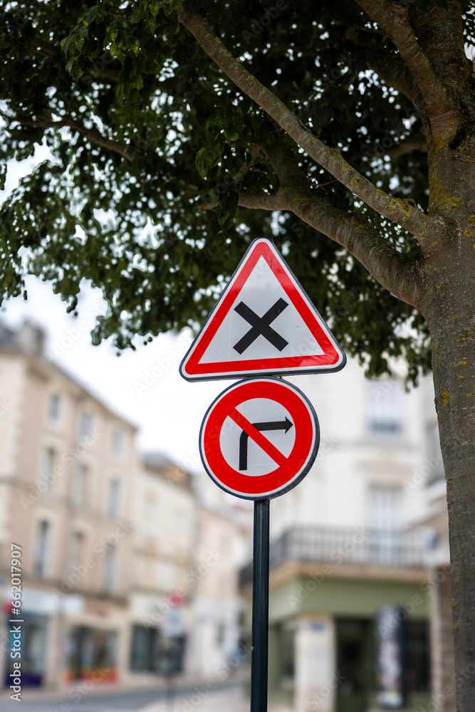 Panneau de priorité à droite et interdiction de tourner à droite dans un environnement urbain - signalisation en ville - format portrait