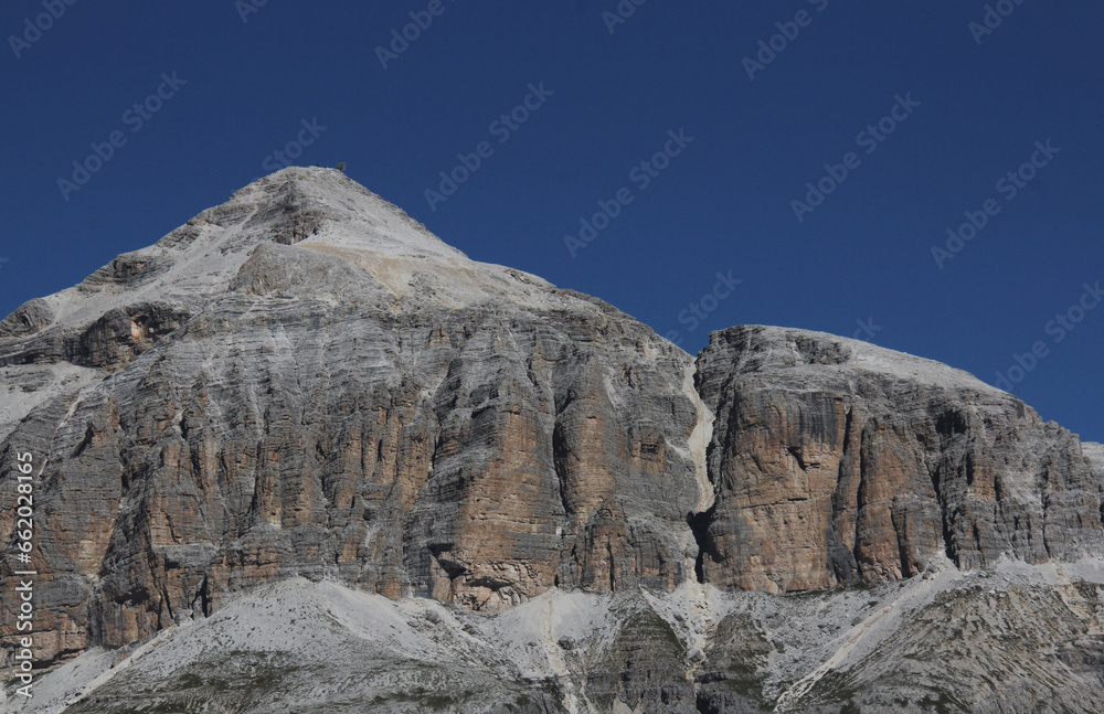 Ghiaie bianche coprono il Piz Boè Ghiaie bianche coprono il Piz Boè