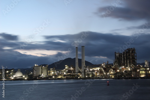 SDGs 地球環境と光　自然と工場汚染　コンビナートと海 © YuAiru