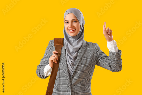 Young Muslim businesswoman ...