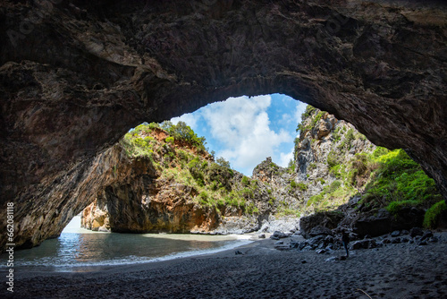 Saraceno Great Arch Cave - Italy © Adwo