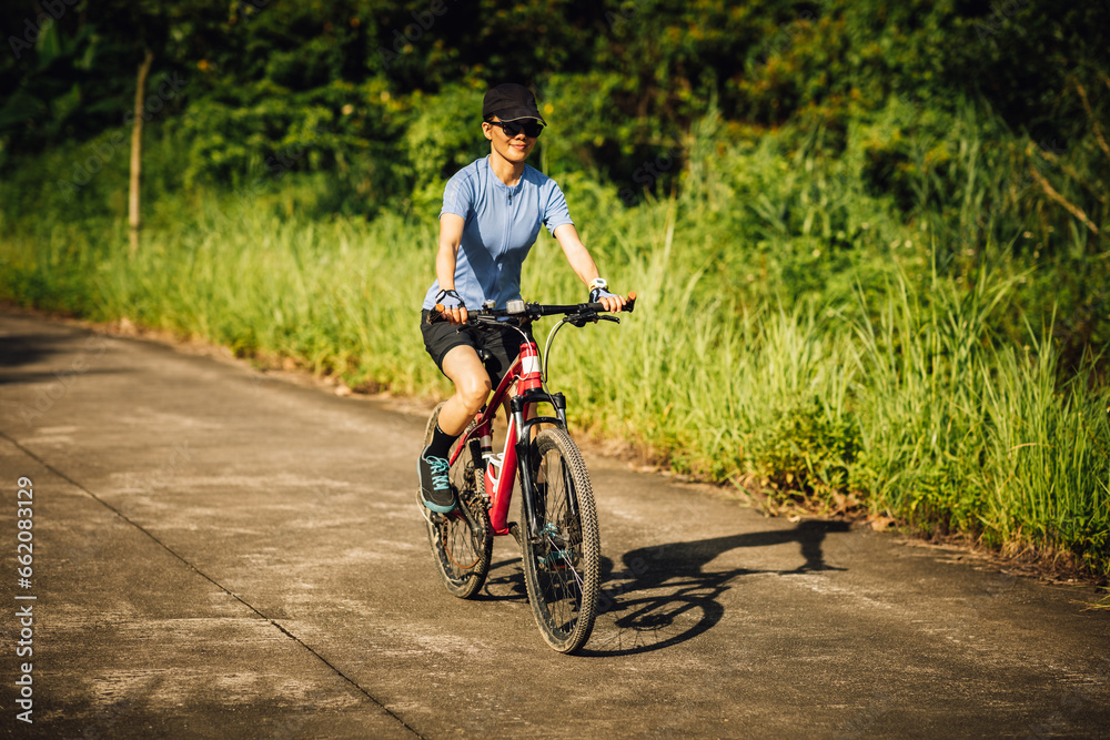 Obraz premium Riding bike in spring forest