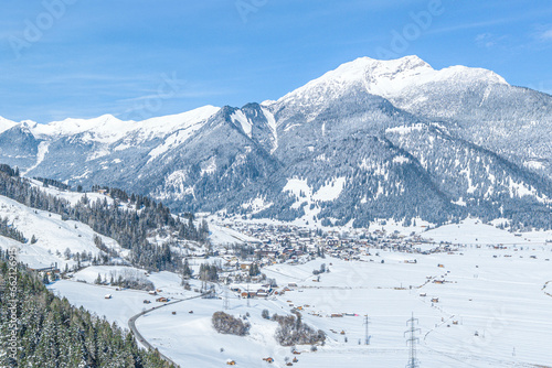 Die winterliche Tiroler Zugspitz Arena - Blick auf den Wintersportort Lermoos vor der Silhouette des Daniel-Massivs