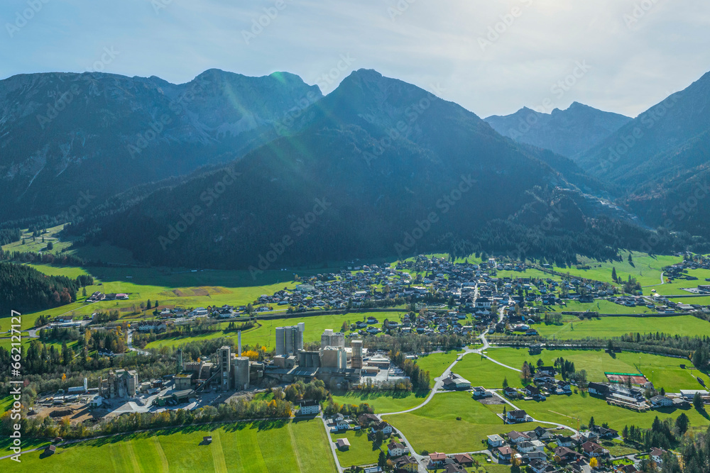 Ausblick auf Vils in Tirol an einem sonnigen Herbstnachmittag