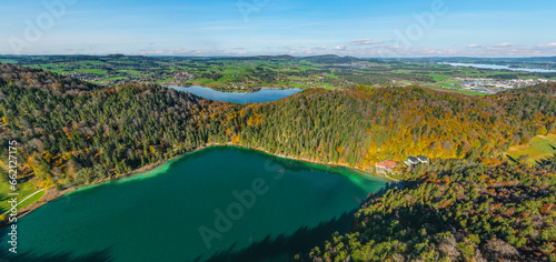 Herrlicher Oktobertag am Alatsee nahe Füssen, Blick über den See ins Allgäuer Alpenvorland