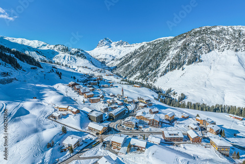 Der Wintersportort Warth am Arlberg im Luftbild