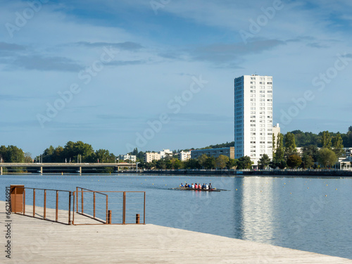 Vichy au fil de l'Allier.Pratique de l'aviron et activité nautique sur le lac d'Allier avec vue sur le quartier des ailes et le Pont de l'Europe depuis la berge aménagée de la rive gauche photo