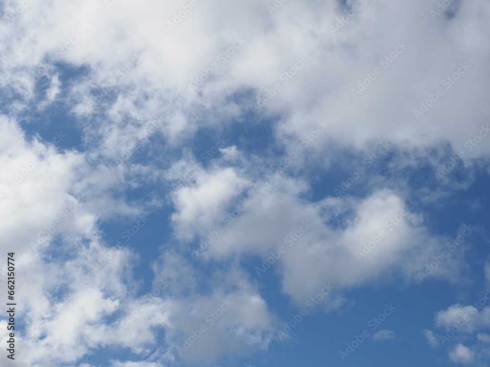 Obraz premium cloudy blue sky background