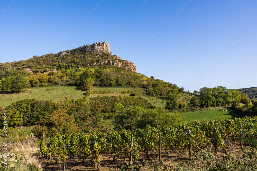 Roche du Solutré, escarpement calcaire surplombant le vignoble de la célèbre appellation Pouilly-Fuissé, en Bourgogne, dans le village de Solutré-Pouilly près de Mâcon