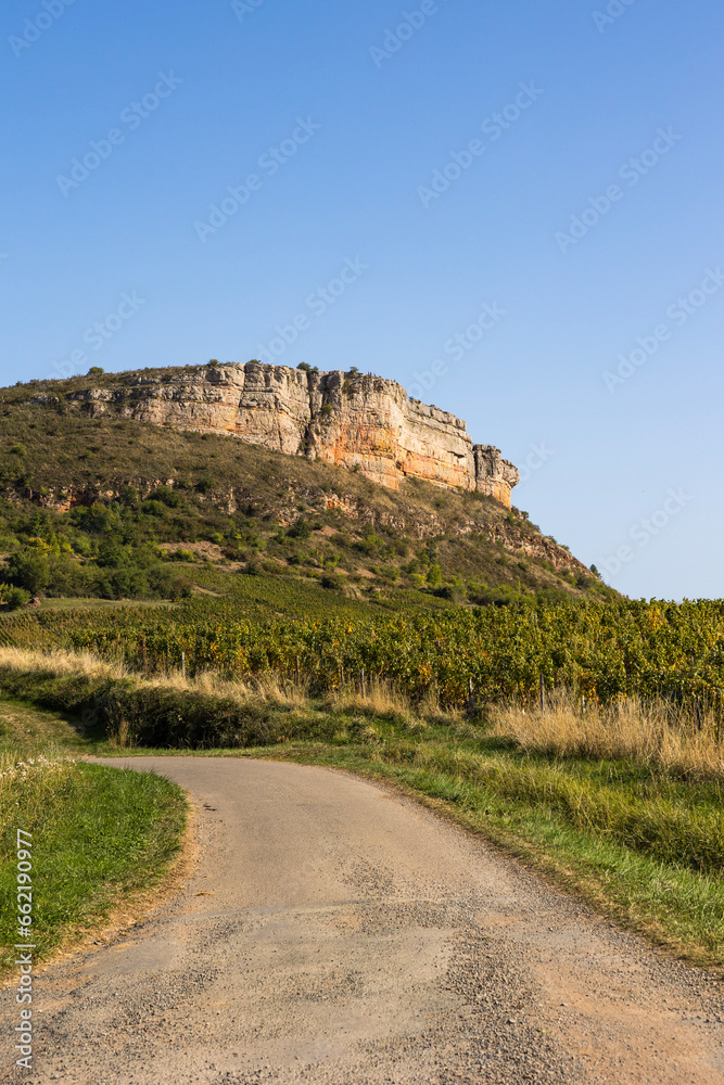 Falaise calcaire de la Roche du Vergisson surplombant le vignoble de la célèbre appellation Pouilly-Fuissé, en Bourgogne, près de Mâcon Falaise calcaire de la Roche du Vergisson surplombant le vignoble de la célèbre appellation Pouilly-Fuissé, en Bourgogne, près de Mâcon