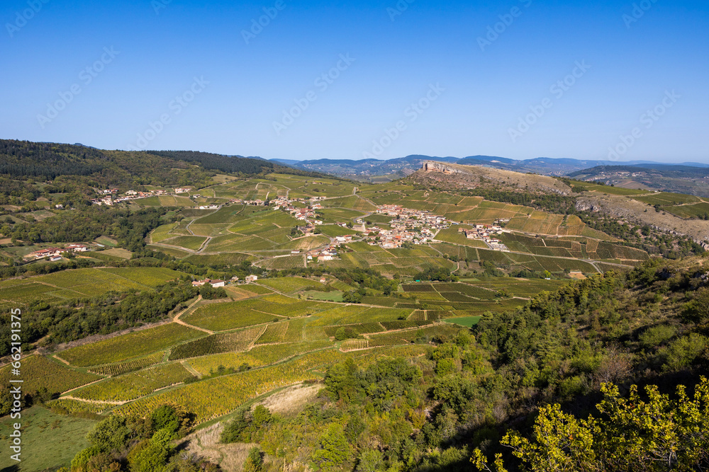 Roche du Vergisson, son village et son vignoble, depuis le sommet le sommet de la Roche du Solutré, en Bourgogne