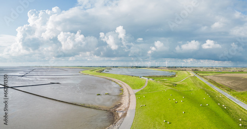 Ein neu gebauter Deich an der deutschen Nordseeküste photo