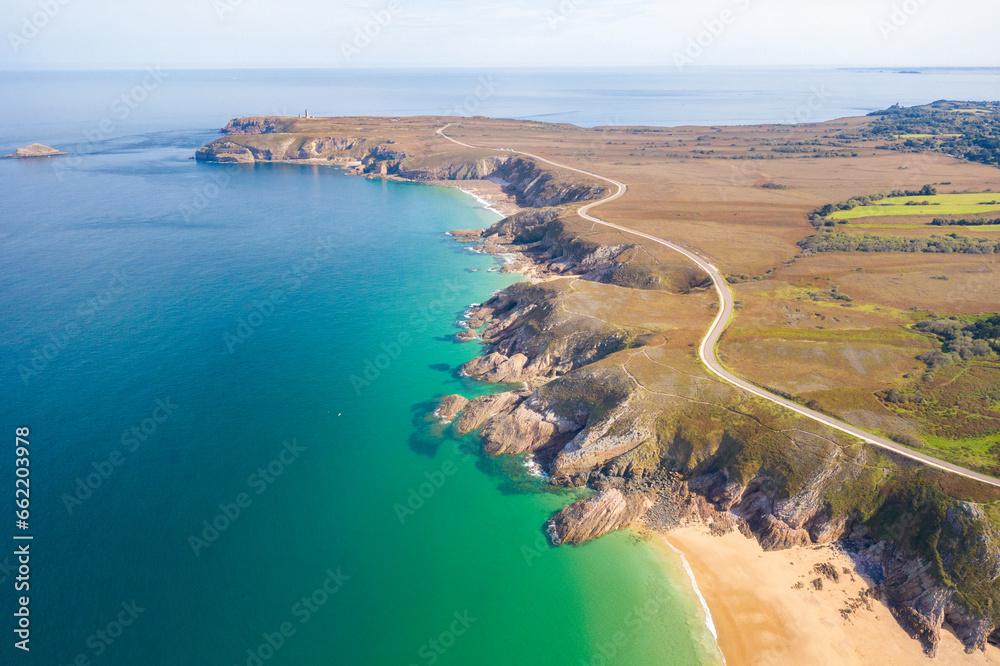 vue aérienne par drone du Cap Frehel en Bretagne et de la route longeant le littoral avec une plage au premier plan