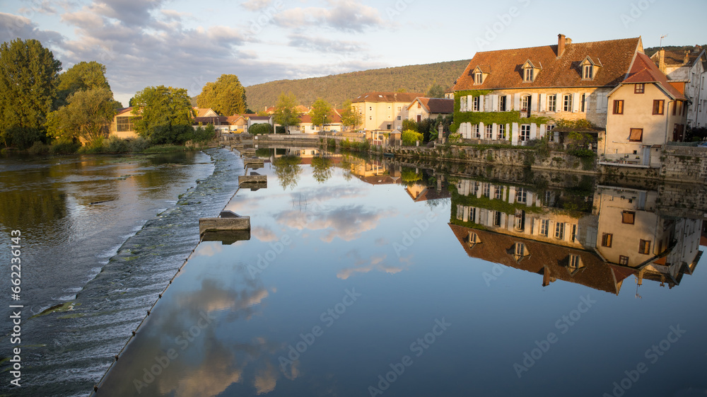 Quingey est une commune française le long de la Loue située dans le département du Doubs, en région Bourgogne-Franche-Comté.