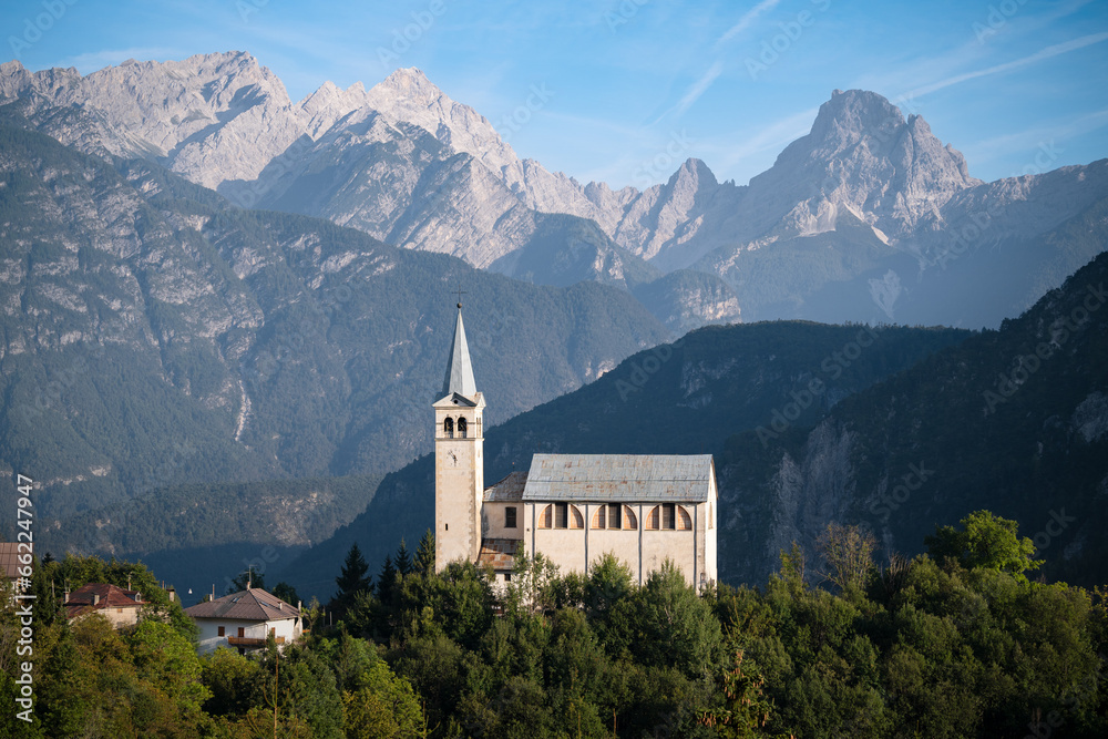 Eine Kirche in den Bergen der Dolomiten