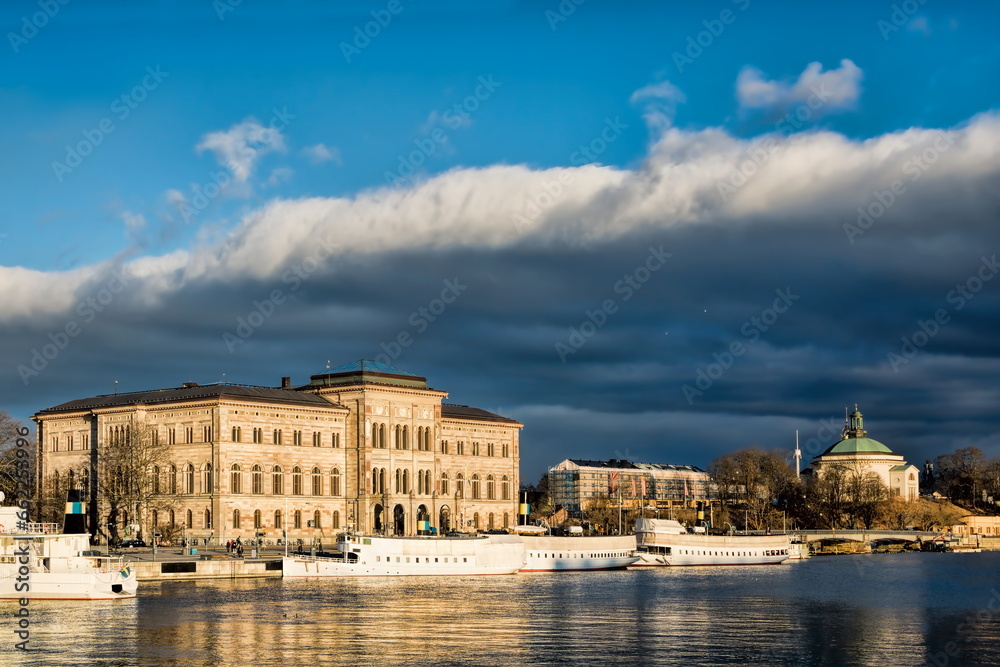 stockholm, schweden - schwedisches nationalmuseum und die insel djurgarden