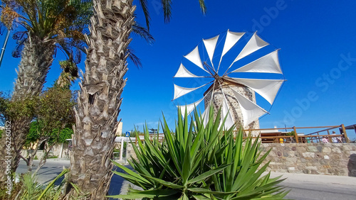 Windmühle auf Kos – Historisches Wahrzeichen und malerische Landschaft photo