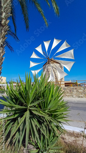 Windmühle auf Kos – Historisches Wahrzeichen und malerische Landschaft