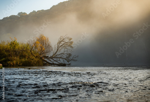 Fototapeta Naklejka Na Ścianę i Meble -  San river poland, jesienny poranek w bieszczadach.
