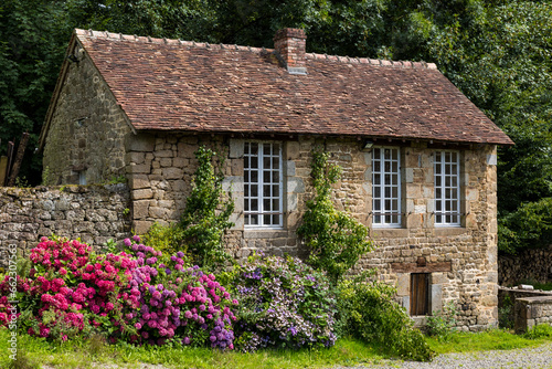 Petite maison d’ouvrier autour des vestiges des forges de Varenne, à Champsecret en Normandie, datant du XVIe siècle