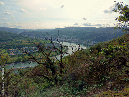 Aussicht auf den Rhein bei Boppard im UNESCO-Welterbe Oberes Mittelrheintal, Rheinland-Pfalz und Filsen im Rhein-Taunus-Kreis, Hessen am anderen Rheinufer.  photo