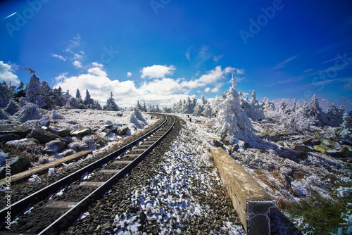 Winterlandschaft auf dem Brocken im Harz mit den Gleisen der Brockenbahn unmittelbar unter dem Gipfel