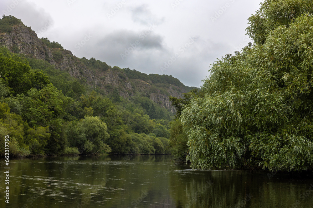 Berges de l’Orne depuis le site naturel du Rochers du Parc à Clécy, au bord de l’Orne, sous un temps brumeux Berges de l’Orne depuis le site naturel du Rochers du Parc à Clécy, au bord de l’Orne, sous un temps brumeux