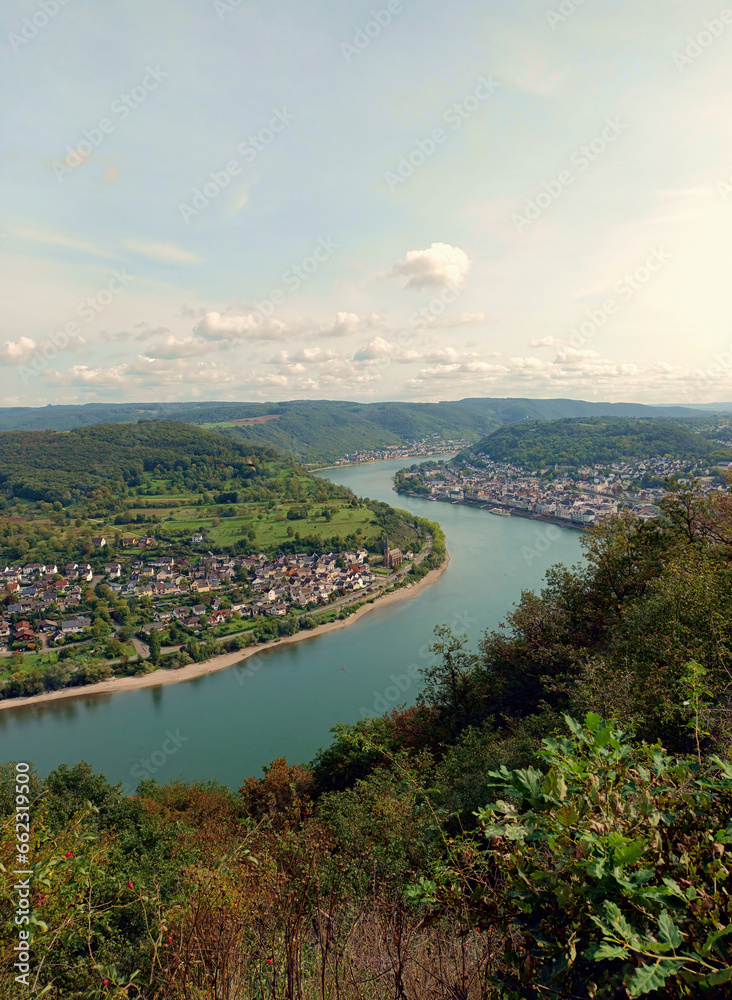Aussicht Richtung Boppard von der sogenannten Bopparder Hamm, im UNESCO-Welterbe Oberes Mittelrheintal  Rheinland-Pfalz. Blick vom Aussichtspunkts Gedeonseck. 