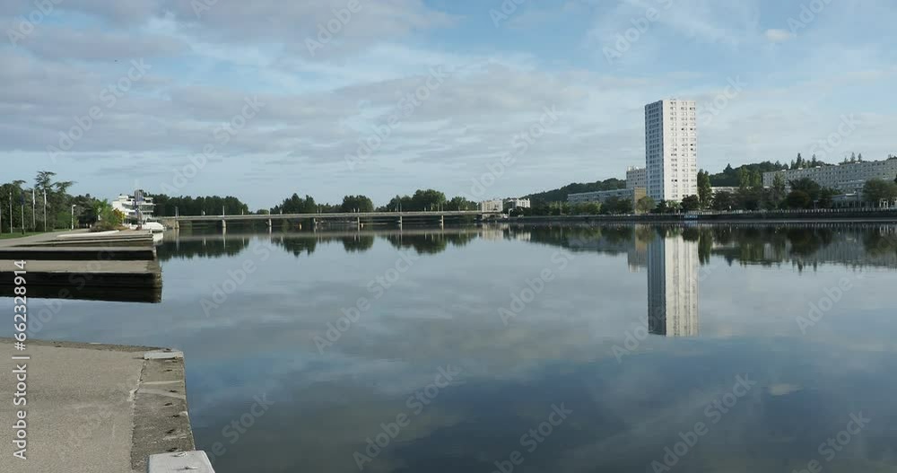 Vichy et les berges du Lac d'Allier. Vue sur le lac d'Allier, le Pont de l'Europe depuis les quais face au Palais du lac, la Tour des Juges et le quartier des Ailes

