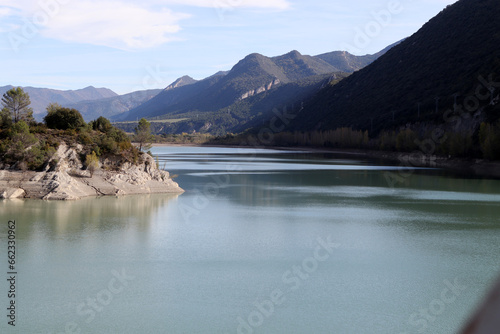 Vista a un pantano turquesa en Aragón,