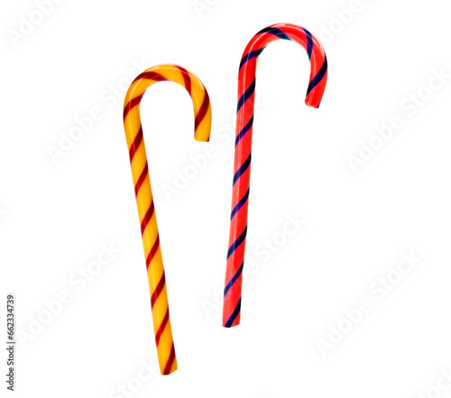 Zwei bunte Zuckerstangen freigestellt auf weissem Hintergrund