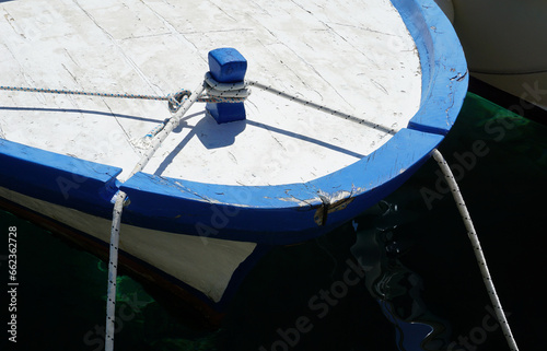 Fotografi Old wooden fishing boat prow floating above the seawater